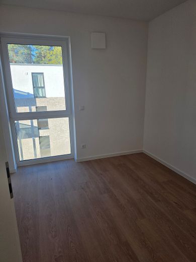 Primera ocupación: moderno apartamento en planta retranqueada con terraza en la azotea y confort residencial energéticamente eficiente – Büro