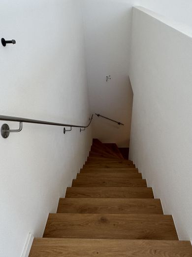 Sonnige 4-Zimmer Wohnung // Garten, EBK und hohen Decken // Neubau in Langenbach – Abgang Schlafraum/Wohnraum 4 