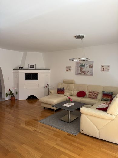 Wohnzimmer mit Holzkamin