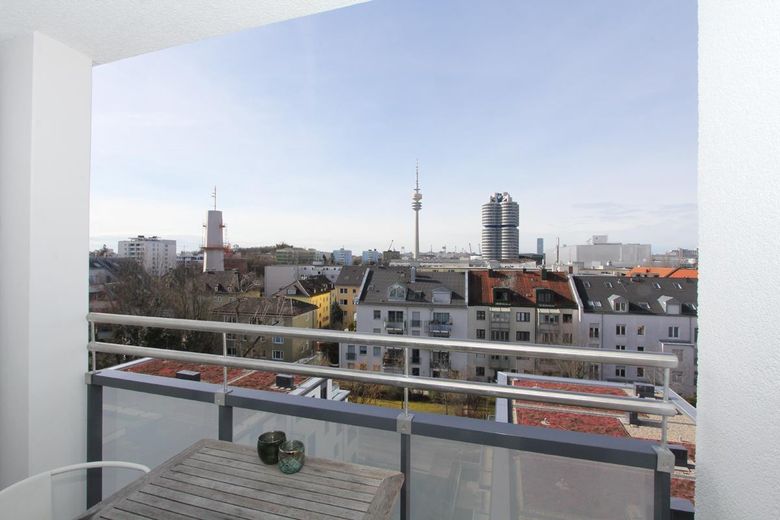 Luxus über den Dächern von München: stylisch möblierte 2-Zi-Whg. – Balkon