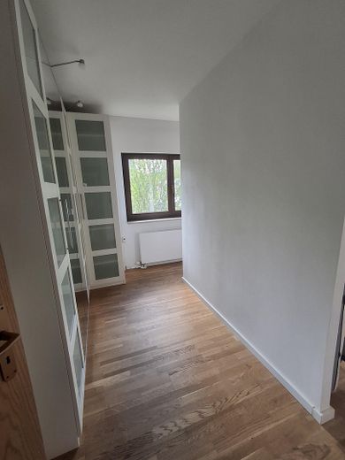 Sonnige EG-Wohnung mit EBK, Wannenbad, Kamin & Garten - von privat an privat – Schlafzimmer - Ankleidebereich