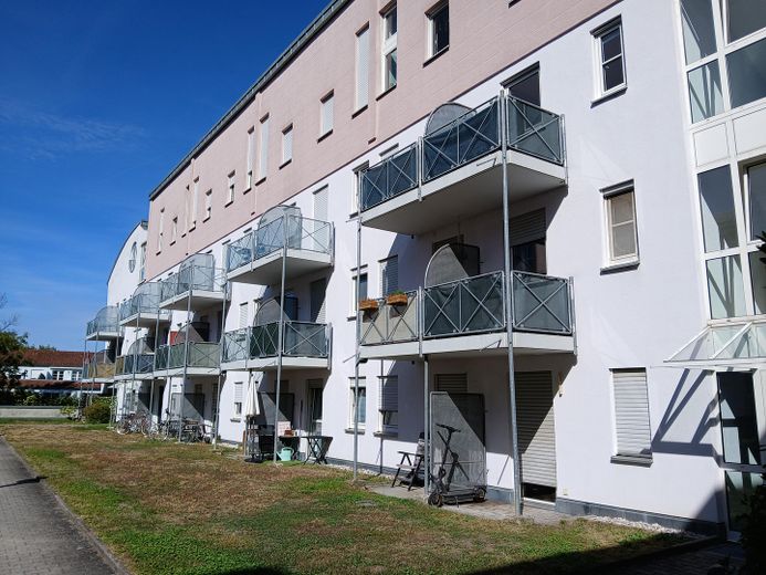 Affascinante bilocale con balcone e posto auto in autorimessa interrata — Regensburg-Galgenberg – Innenhof Nordseite