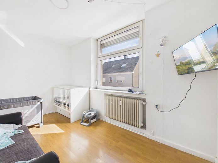 Komplett vermietetes Mehrfamilienhaus mit Gewerbe, 7 Garagen und Garten – Kinderzimmer 1  1.OG