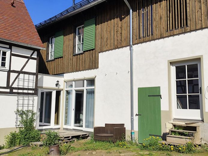 Licht & Weite – Altholz, Lehm und historischer Charme – Innenhof