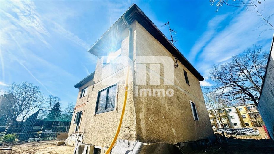 (R)eserviert!Teilsaniertes 1 - 2 Familienhaus + Fertige Projektierung auf großem Grundstück – Seitenansicht