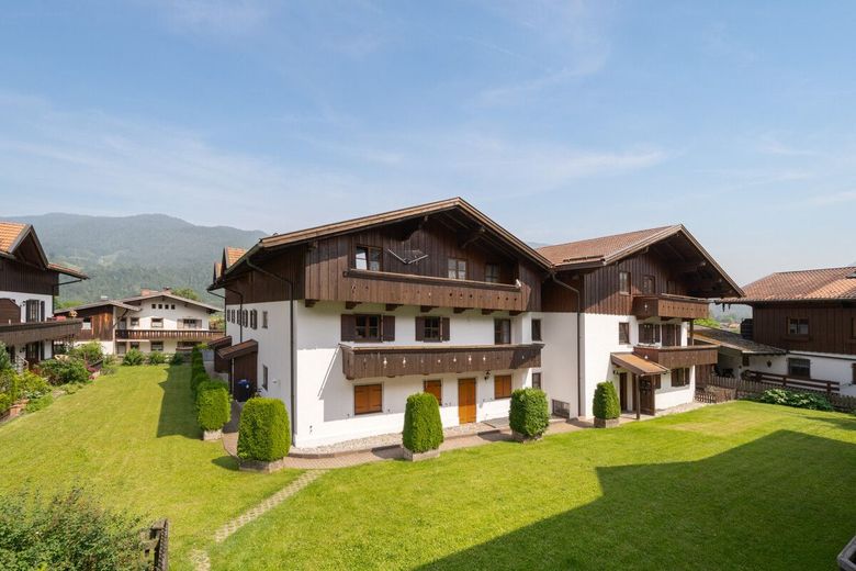 Bergblick inklusive - 2-Zimmer-Wohnung in Schleching – Alpenländischer Baustil