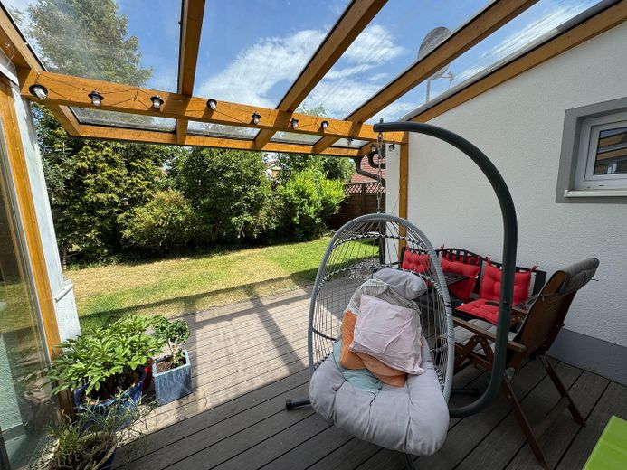 Fully renovated family home with a stunning conservatory, photovoltaic system, heat pump & large outbuilding – Überdachte Terrasse