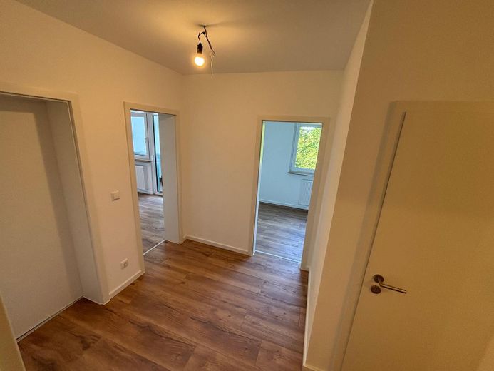 Erstbezug nach Kernsanierung: Helle 4-Zimmer-Wohnung mit 2 Balkonen & Aufzug in Dietzenbach – Flur