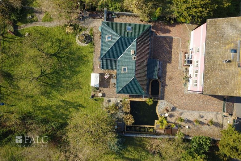 *Reserv.* Familienfreundliches Einfamilienhaus mit großem Grundstück und Doppelgarage – Vogelperspektive Grundstück