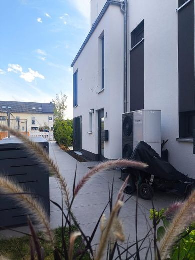 Modernes Doppelhaus in Hochheim in bester Lage / Stunning Semi-Detached Home in a Prime Location – Außen: Blick zur Straße