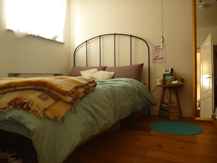 Apartamento modernizado de 2 habitaciones con logia y alquiler sólido – Schlafzimmer 1