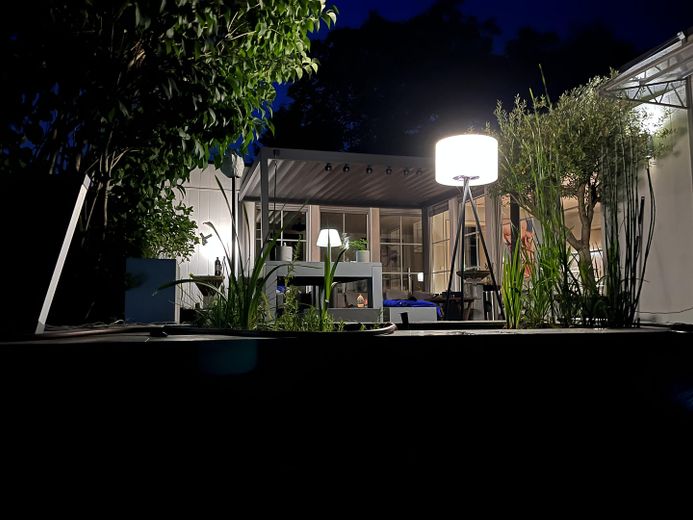 Haus im Bungalowstil als Fertigbau mit Pool, Nebengelass und großem Grundstück – Terrasse am Abend