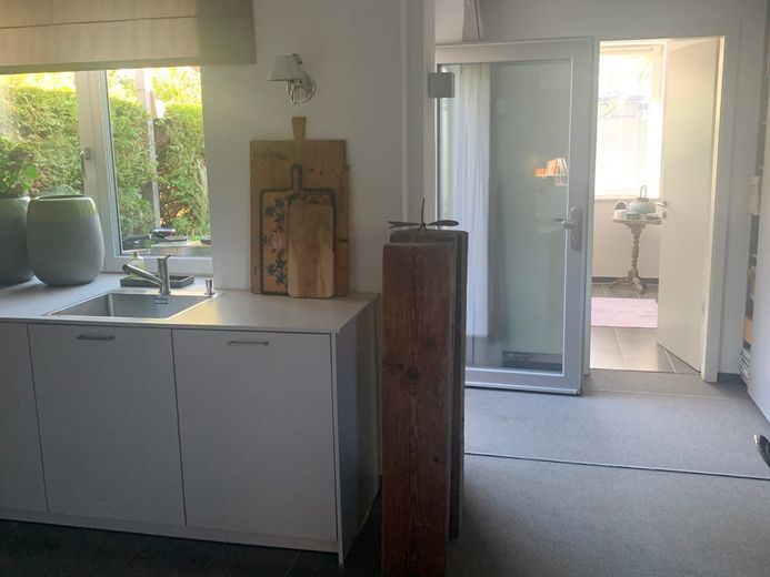 Modernisierter Winkel-Reihenbungalow mit uneinsehbaren Grundstück – Blick Richutng Bad