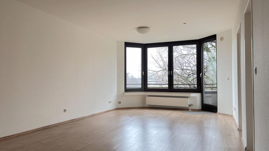 Köln Neustadt-Nord Agnesviertel'de balkonlu aydınlık 2 odalı daire – Wohnzimmer