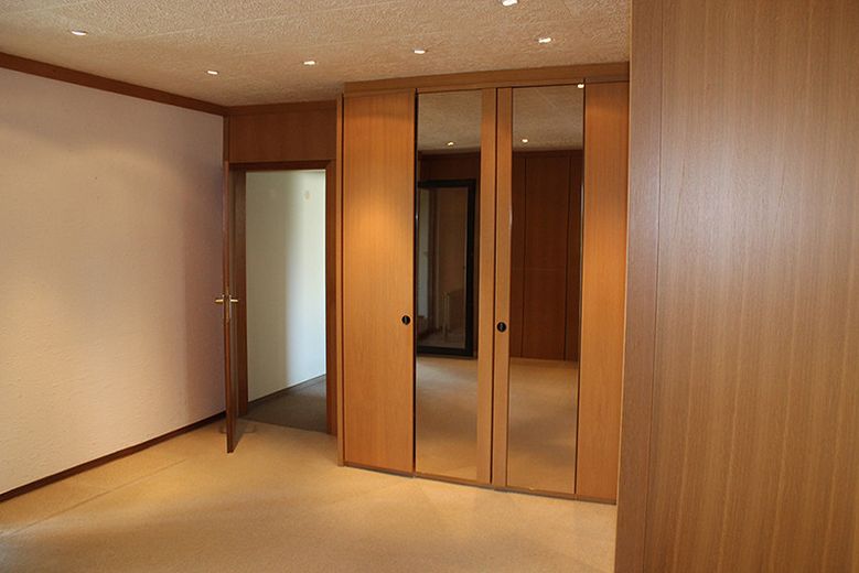 Zweifamilien-Wohnhaus in der Kleinstadt Leun im Lahn-Dill-Kreis. Der Kaufpreis ist verhandelbar. – EG Zimmer 1 mit Einbauschrank