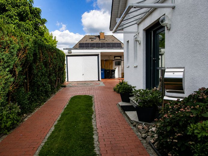 Geniş manzaralı yenilikçi mimar evi; cömert yaşam alanı; modern enerji tedariki – Eingangsbereich und Garage