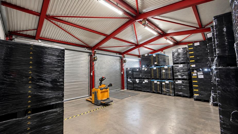 Nave de almacén y logística – 500 hasta 2.000 m² de superficie de almacenamiento con estanterías para palés y rampas de carga – Foto 4