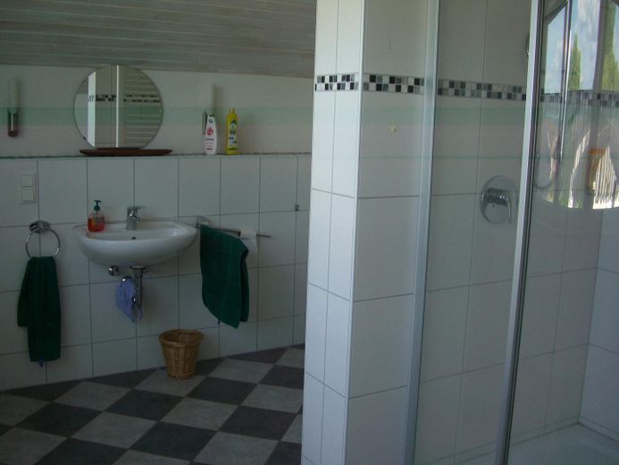 8-Zi.-Wohnhaus mit schönem Garten (1.400 qm) in Marburg-Schröck, courtagefrei – Bad OG