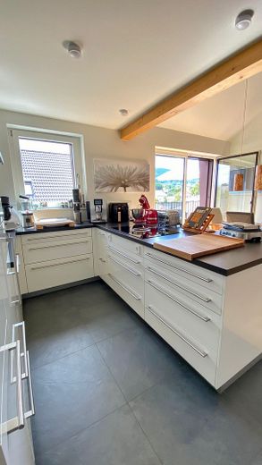Bestens ausgestattete Maisonette-Wohnung (ca. 185 m², mit Einbauküche) in ruhiger Citylage von Bühl! – Küche / 2. OG