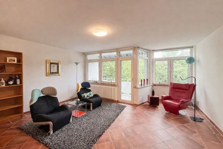 Seltene Gelegenheit!
Nerotal: 116 m² in bester Lage von Wiesbaden! 4 Zi, 2 Bäder, 2 Balkone, Garage – Wohnzimmer Ansicht 1