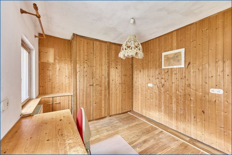 ** Reparaturbedürftiges freistehendes Einfamilienhaus **  in Haus-/Hofbauweise! – Home-Office EG