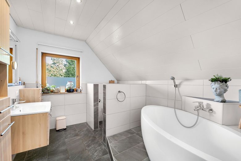 DG - Badezimmer Wanne & WC