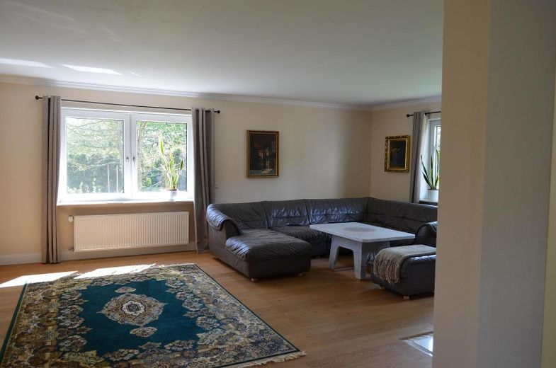 Stilvoll renoviertes Landhaus mit großzügigen Räumen – Wohnzimmer