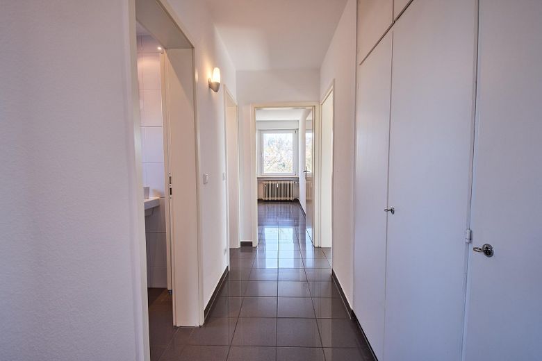 Gepflegte 4,5-Zimmerwohnung mit Stellplatz! !Provisionsfrei! – Flur mit Einbauschränken