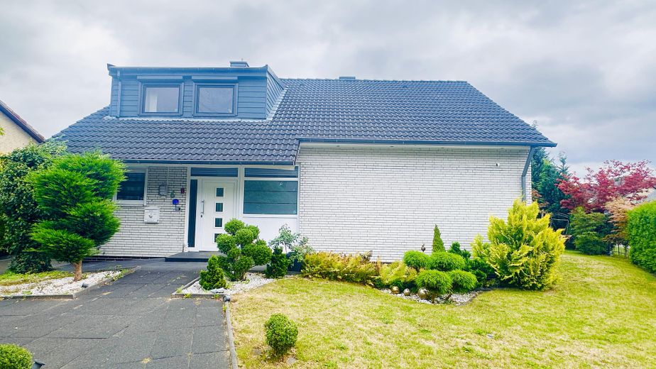 Casa unifamiliare modernizzata con 187 m² di superficie abitabile, 6 locali, garage e giardino, senza intermediario – Haus Eingangsbereich