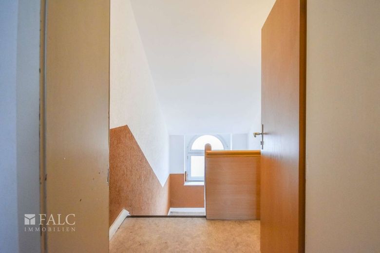 Urbanes Wohnglück mit Potenzial – Hausflur