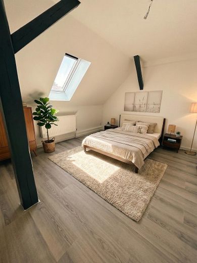 Frisch sanierte 2-Zimmer-Dachgeschosswohnung mit Klimaanlage | Garten optional – Schlafzimmer möbliert1