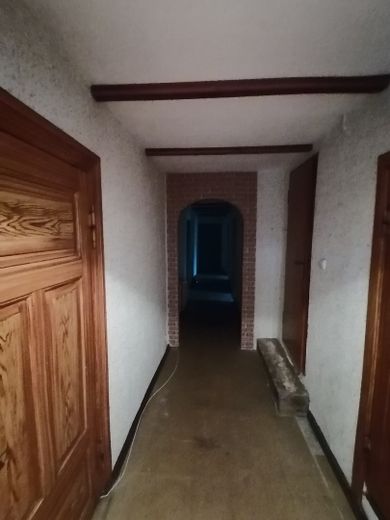große Gutshaushälfte mit tollem Grundstück am Naturschutzgebiet, sehr ruhig gelegen – Flur, Wohnung EG rechts