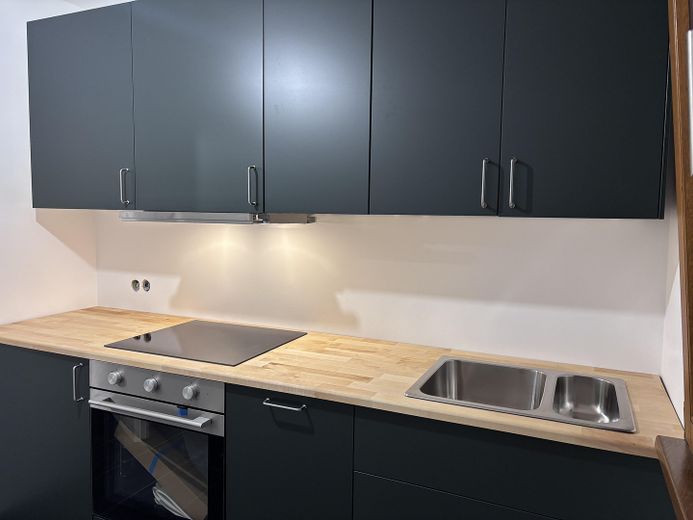 Erstbezug nach Renovierung: Moderne 2ZKB mit großer Dachloggia, EBK und Stellplatz – neue IKEA Einbauküche