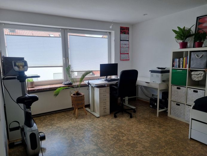 Appartamento di 3,5 locali, terrazza sul tetto di 98 m², veranda, garage doppio – Büro