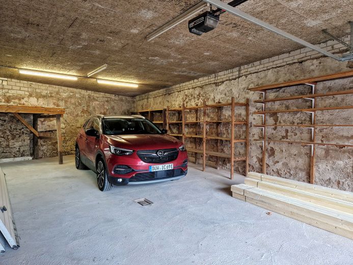 Casa unifamiliare ristrutturata con 2 garage enormi e innumerevoli possibilità di sviluppo – Foto 13