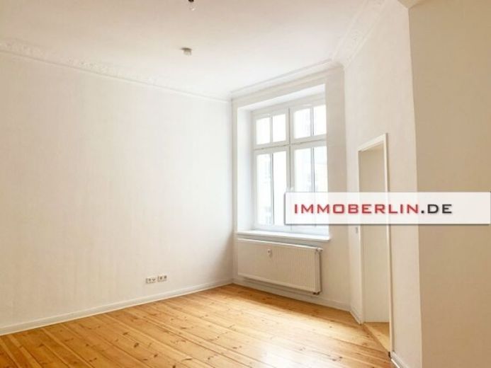 IMMOBERLIN.DE - Sakin bir mahalle konumunda güney balkonlu güzel sıvalı eski bina dairesi – Fotoğraf 1