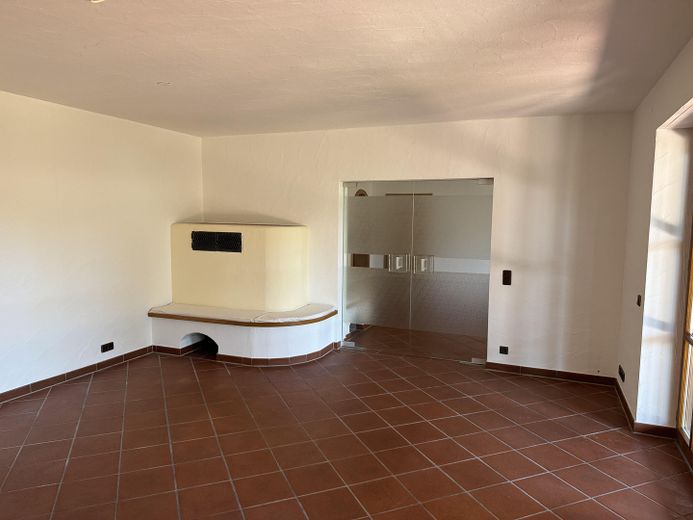 Gartenwohnung mit überdachter Terrasse und 5 Zimmern – Wohnzimmer