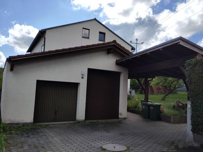 Garage mit Einfahrt