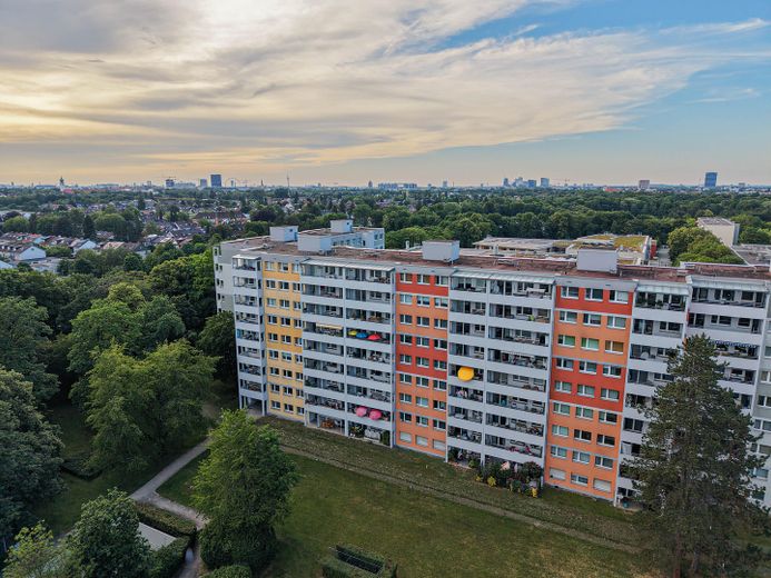 Commission-free & immediately available! 3-room apartment with loggia near Ostpark! – Titelbild