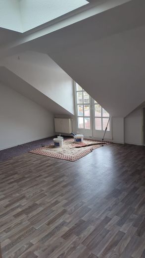 Wohnzimmer mit Blick z. Balkon