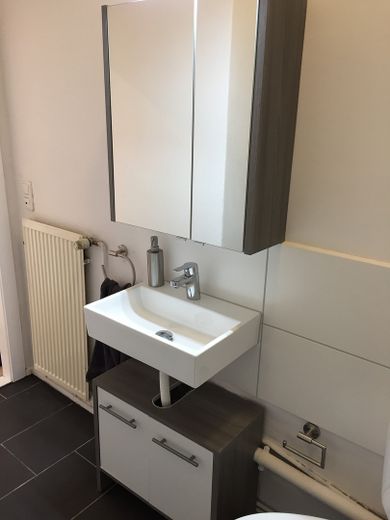 Nowa kuchnia w zabudowie, nowa łazienka, nowe ogrzewanie, jasne mieszkanie jednopokojowe – Neues Bad mit Waschbecken