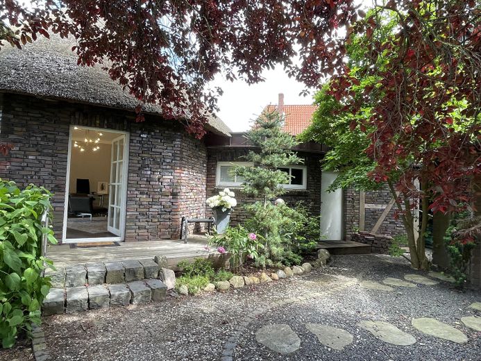 Bau- (Park-) Grundstück mit Tiny House, Carport, Terrassen – Nebengebäude