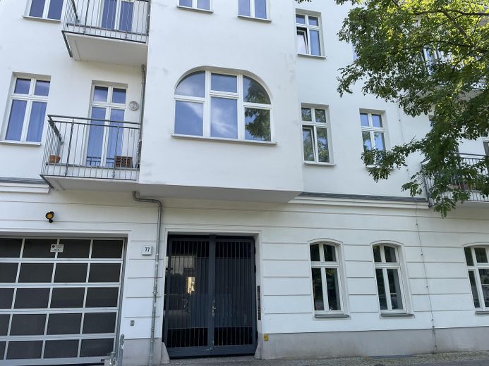 Friedrichshain'da balkonlu ve tasarım dokunuşlarına sahip yenilenmiş eski yapı dairesi – Eingang
