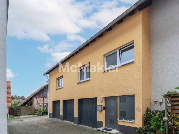 Zwei Wohneinheiten unter einem Dach – mit 3 Garagen & Innenhof in Sinzheim-Winden – Foto 1