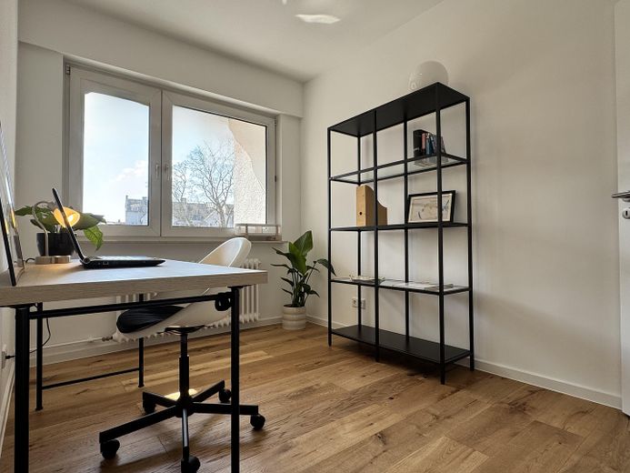 Ubicación perfecta, renovada con materiales de alta calidad: exclusivo apartamento de 3 habitaciones – Büro oder Kinderzimmer 1