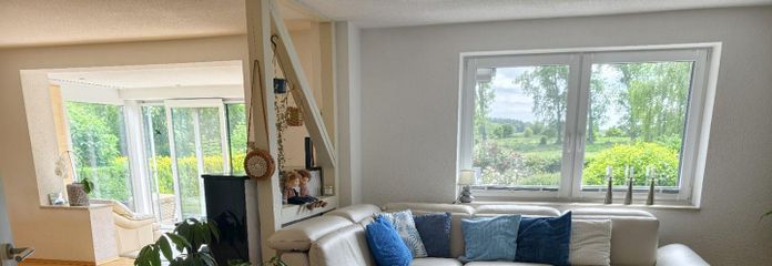 Wohnzimmer mit Gartenblick