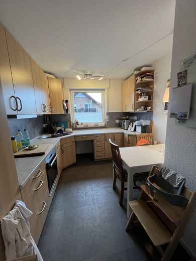 Appartement modernisé de 4 pièces avec terrasse orientée sud, place de parking en garage souterrain et liaison en tramway vers HB – Küche