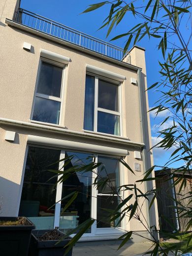 Neuwertige Doppelhaushälfte mit wunderschöner Aussicht – Südseite