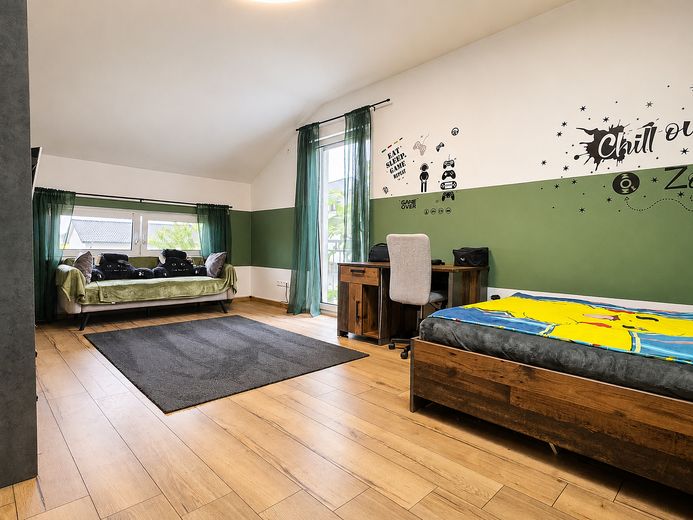 Modernes 217-m²-Familienhaus mit 8 Zimmern, PV-Speicher, Wallbox, Solar & großem Garten – Foto 29