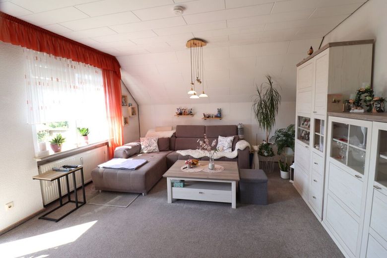 Modernisiertes Ein-/Zweifamilienhaus mit Fernwärmeanschluss in ruhiger Sackgassenlage – Wohnzimmer OG